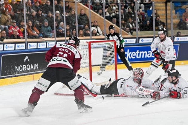 DAVOS, SWITZERLAND DECEMBER 29 Adam Raska of Sparta Praha L tries to score against goalkeeper Connor Hughes of Team Canada R during the Spengler Cup Davos match between HC Sparta Praha v Team Canada at Zondacrypto Arena on December 29, 2025 in Davos, Switzerland Davos Graubunden Switzerland Copyright: xJustPictures.ch AndreaxBrancax jp-en-EuSpIm-AB_29122025_AAB_4137