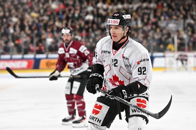 DAVOS, SWITZERLAND DECEMBER 29 Mike Sgarbossa of Team Canada in action during the Spengler Cup Davos match between HC Sparta Praha v Team Canada at Zondacrypto Arena on December 29, 2025 in Davos, Switzerland Davos Graubunden Switzerland Copyright: xJustPictures.ch AndreaxBrancax jp-en-EuSpIm-AB_29122025_AAB_3892