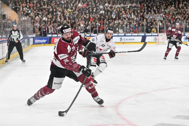 DAVOS, SWITZERLAND DECEMBER 29 Michal Repik of Sparta Praha L takes a shot during the Spengler Cup Davos match between HC Sparta Praha v Team Canada at Zondacrypto Arena on December 29, 2025 in Davos, Switzerland Davos Graubunden Switzerland Copyright: xJustPictures.ch AndreaxBrancax jp-en-EuSpIm-AB_29122025_AAB_4059