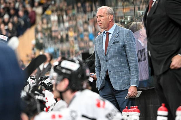DAVOS, SWITZERLAND DECEMBER 29 headcoach Michel Therrien of Team Canada focus during the Spengler Cup Davos match between HC Sparta Praha v Team Canada at Zondacrypto Arena on December 29, 2025 in Davos, Switzerland Davos Graubunden Switzerland Copyright: xJustPictures.ch AndreaxBrancax jp-en-EuSpIm-AB_29122025_AAB_4218