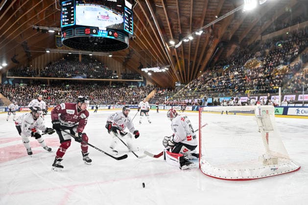 DAVOS, SWITZERLAND DECEMBER 29 Pavel Kousal of Sparta Praha L tries to score against goalkeeper Connor Hughes of Team Canada R during the Spengler Cup Davos match between HC Sparta Praha v Team Canada at Zondacrypto Arena on December 29, 2025 in Davos, Switzerland Davos Graubunden Switzerland Copyright: xJustPictures.ch AndreaxBrancax jp-en-EuSpIm-AB_29122025_DSC_0235