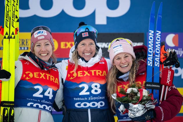 251229 Teresa Stadlober of Austria, Astrid oyre Slind of Norway and Jessie Diggins of USA celebrate after the women s 10km classic technique interval start during day 2 of Tour de Ski on December 29, 2025 in Toblach. Photo: Maxim Thore BILDBYRAN kod MT MT0931 skidor cross-country skiing langrenn tour de ski dam bbeng tour de ski 2025 2026 25 26 intervallstart jubel *** 251229 Teresa Stadlober of Austria, Astrid oyre Slind of Norway and Jessie Diggins of USA celebrate after the women s 10km classic technique interval start during day 2 of Tour de Ski on December 29, 2025 in Toblach Photo Maxim Thore BILDBYRAN kod MT MT0931 skidor cross country skiing langrenn tour de ski dam bbeng tour de ski 2025 2026 25 26 intervallstart jubel  Copyright: MAXIMxTHORE BB251229MT183