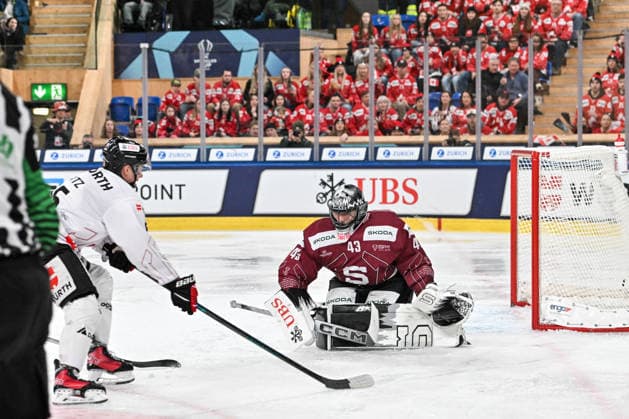 DAVOS, SWITZERLAND DECEMBER 29 goalkeeper Jakub Kovar of Sparta Praha R defends the net against Tanner Fritz of Team Canada L during the Spengler Cup Davos match between HC Sparta Praha v Team Canada at Zondacrypto Arena on December 29, 2025 in Davos, Switzerland Davos Graubunden Switzerland Copyright: xJustPictures.ch AndreaxBrancax jp-en-EuSpIm-AB_29122025_AAB_4389