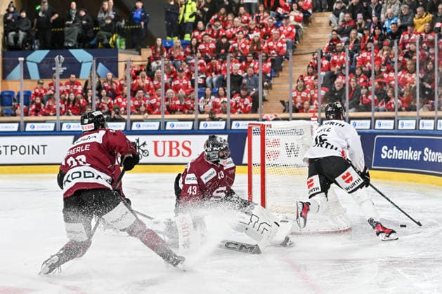DAVOS, SWITZERLAND DECEMBER 29 goalkeeper Jakub Kovar of Sparta Praha and Jan Eberle of Sparta Praha L in action against Tanner Fritz of Team Canada R during the Spengler Cup Davos match between HC Sparta Praha v Team Canada at Zondacrypto Arena on December 29, 2025 in Davos, Switzerland Davos Graubunden Switzerland Copyright: xJustPictures.ch AndreaxBrancax jp-en-EuSpIm-AB_29122025_AAB_4399