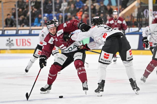 DAVOS, SWITZERLAND DECEMBER 29 Filip Chlapik of Sparta Praha L in a battle for the puck against Nolan Allan of Team Canada R during the Spengler Cup Davos match between HC Sparta Praha v Team Canada at Zondacrypto Arena on December 29, 2025 in Davos, Switzerland Davos Graubunden Switzerland Copyright: xJustPictures.ch AndreaxBrancax jp-en-EuSpIm-AB_29122025_AAB_5280