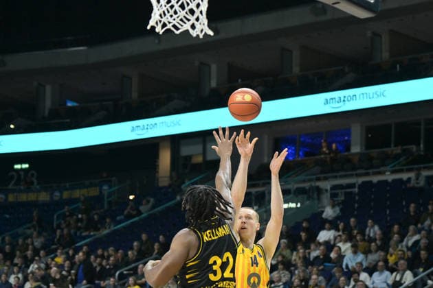 29 12 2025, xlakx, Basketball easyCredit BBL Bundesliga, Alba Berlin MHP RIESEN Ludwigsburg v l Keeshawn Kellman MHP Riesen Ludwigsburg , Martynas Echodas Alba Berlin Berlin Daniel Lakomski