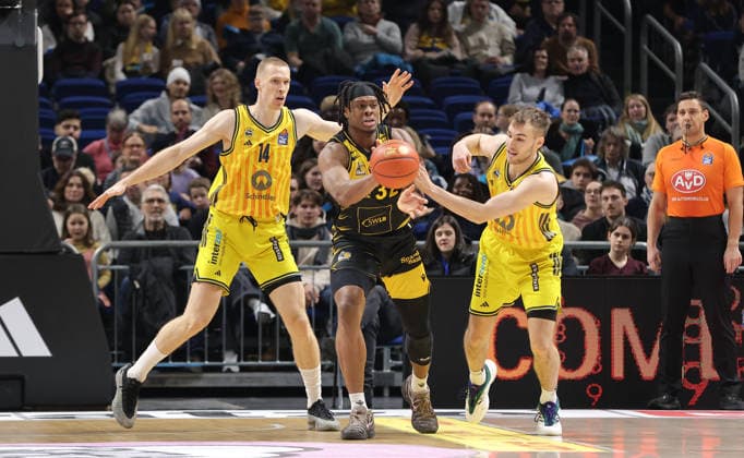 Martynas Echodas, Keeshawn Kellman on the ball, Malte Delow duel Game scene Action Sport Basketball BBL Bundesliga Men 1 Matchday Season 2025 2026 29 12 2025 ALBA Berlin vs MHP Riesen Ludwigsburg