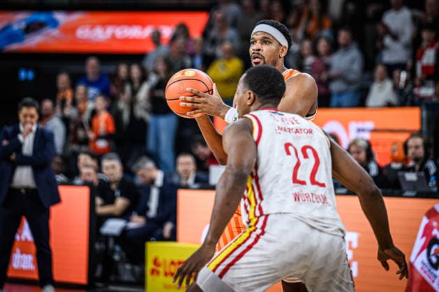 Neu Ulm, Germany, 29 12 25 Justin Simon ratiopharm ulm and Johnathan Stove Fitness first Wuerzburg Baskets battle for the ball during the Basketball Bundesliga match between ratiopharm ulm vs Fitness first Wuerzburg Baskets at ratiopharm Arena on December 29, 2025 in Neu Ulm, Germany Photo by Harry Langer DeFodi Images ratiopharm Arena, Germany, 29 12 25 Justin Simon ratiopharm ulm and Johnathan Stove Fitness first Wuerzburg Baskets battle for the ball during the Basketball Bundesliga match between ratiopharm ulm vs Fitness first Wuerzburg Baskets at Neu Ulm on December 29, 2025 in ratiopharm Arena, Germany Photo by Harry Langer DeFodi Images Photo by Harry Langer DeFodi Images
