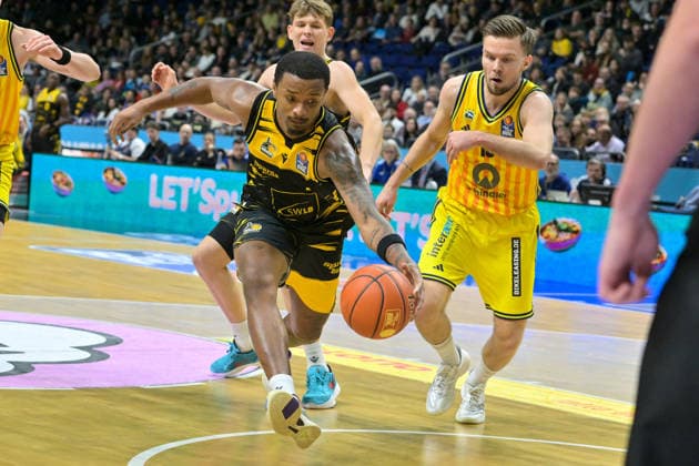 29 12 2025, xlakx, Basketball easyCredit BBL Bundesliga, Alba Berlin MHP RIESEN Ludwigsburg v l Elijah Hughes MHP Riesen Ludwigsburg , Martin Hermannsson Alba Berlin duel, duel, fight, tackle Berlin Daniel Lakomski