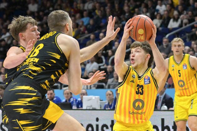 29 12 2025, xlakx, Basketball easyCredit BBL Bundesliga, Alba Berlin MHP RIESEN Ludwigsburg v l Jonas Wohlfarth Bottermann MHP Riesen Ludwigsburg , Bennet Hundt Alba Berlin duel, duel, fight, tackle Berlin Daniel Lakomski