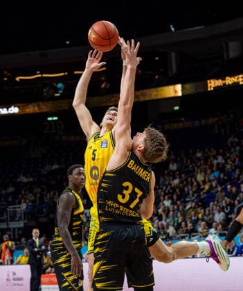 Basketball, Men, Season 2025 2026, easyCredit BBL 1 Matchday, Catch-up match , Alba Berlin MHP Riesen Ludwigsburg, v l Sam Griesel Alba , Julis Baumer Ludwigsburg , 29 12 2025, Copyright: xSebastianxRäppold MatthiasxKochx