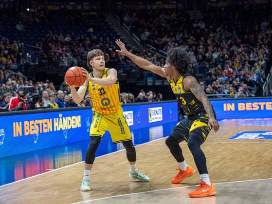 Basketball, Men, Season 2025 2026, easyCredit BBL 1 Matchday, Catch-up match , Alba Berlin MHP Riesen Ludwigsburg, v l Bennet Hundt Alba , Stefan Smith Ludwigsburg , 29 12 2025, Copyright: xSebastianxRäppold MatthiasxKochx