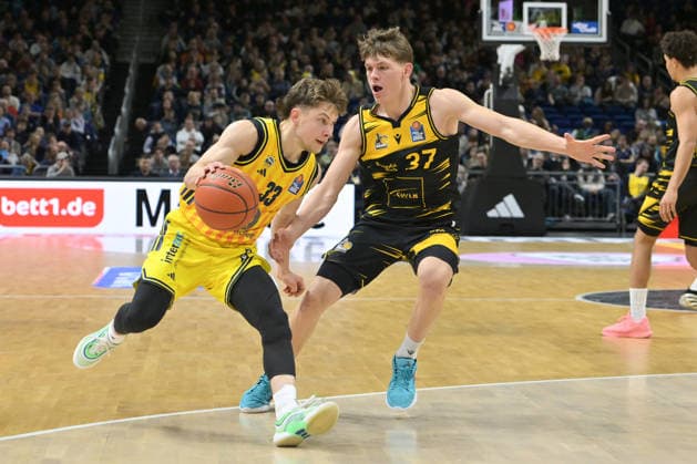 29 12 2025, xlakx, Basketball easyCredit BBL Bundesliga, Alba Berlin MHP RIESEN Ludwigsburg v l Bennet Hundt Alba Berlin , Julis Baumer MHP Riesen Ludwigsburg duel, duel, fight, tackle Berlin Daniel Lakomski