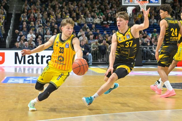 29 12 2025, xlakx, Basketball easyCredit BBL Bundesliga, Alba Berlin MHP RIESEN Ludwigsburg v l Bennet Hundt Alba Berlin , Julis Baumer MHP Riesen Ludwigsburg duel, duel, fight, tackle Berlin Daniel Lakomski