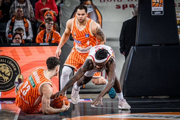 Neu Ulm, Germany, 29 12 25 Diego Garavaglia ratiopharm ulm and Charles Thompson Fitness first Wuerzburg Baskets battle for the ball during the Basketball Bundesliga match between ratiopharm ulm vs Fitness first Wuerzburg Baskets at ratiopharm Arena on December 29, 2025 in Neu Ulm, Germany Photo by Harry Langer DeFodi Images ratiopharm Arena, Germany, 29 12 25 Diego Garavaglia ratiopharm ulm and Charles Thompson Fitness first Wuerzburg Baskets battle for the ball during the Basketball Bundesliga match between ratiopharm ulm vs Fitness first Wuerzburg Baskets at Neu Ulm on December 29, 2025 in ratiopharm Arena, Germany Photo by Harry Langer DeFodi Images Photo by Harry Langer DeFodi Images