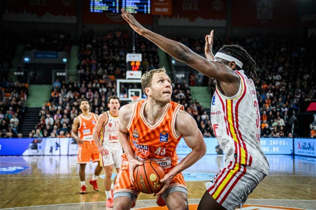 Neu Ulm, Germany, 29 12 25 Christian Sengfelder ratiopharm ulm and Charles Thompson Fitness first Wuerzburg Baskets battle for the ball during the Basketball Bundesliga match between ratiopharm ulm vs Fitness first Wuerzburg Baskets at ratiopharm Arena on December 29, 2025 in Neu Ulm, Germany Photo by Harry Langer DeFodi Images ratiopharm Arena, Germany, 29 12 25 Christian Sengfelder ratiopharm ulm and Charles Thompson Fitness first Wuerzburg Baskets battle for the ball during the Basketball Bundesliga match between ratiopharm ulm vs Fitness first Wuerzburg Baskets at Neu Ulm on December 29, 2025 in ratiopharm Arena, Germany Photo by Harry Langer DeFodi Images Photo by Harry Langer DeFodi Images
