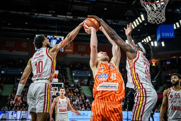 Neu Ulm, Germany, 29 12 25 Davion Mintz Fitness first Wuerzburg Baskets , Christian Sengfelder ratiopharm ulm and Charles Thompson Fitness first Wuerzburg Baskets battle for the ball during the Basketball Bundesliga match between ratiopharm ulm vs Fitness first Wuerzburg Baskets at ratiopharm Arena on December 29, 2025 in Neu Ulm, Germany Photo by Harry Langer DeFodi Images ratiopharm Arena, Germany, 29 12 25 Davion Mintz Fitness first Wuerzburg Baskets , Christian Sengfelder ratiopharm ulm and Charles Thompson Fitness first Wuerzburg Baskets battle for the ball during the Basketball Bundesliga match between ratiopharm ulm vs Fitness first Wuerzburg Baskets at Neu Ulm on December 29, 2025 in ratiopharm Arena, Germany Photo by Harry Langer DeFodi Images Photo by Harry Langer DeFodi Images