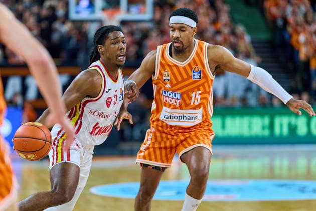 Zweikampf, Duell zwischen Marcus Carr (Fitness First Wuerzburg Baskets, 05) und Justin Simon (ratiopharm ulm, 15) GER, ratiopharm ulm vs. Fitness First Wuerzburg Baskets, Basketball, 13. Spieltag, EasyCredit Bundesliga, Spielzeit 2025 2026, 29.12.2025 GER, ratiopharm ulm vs. Fitness First Wuerzburg Baskets, Basketball, 13. Spieltag, EasyCredit Bundesliga, Spielzeit 2025 2026, 29.12.2025 Neu-Ulm Copyright: xEibner-Pressefoto GeraldxOelze-dexStoppanyx EP_ODS