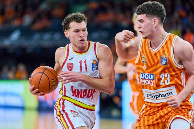 Zweikampf, Duell zwischen Brae Ivey (Fitness First Wuerzburg Baskets, 11) und Diego Garavaglia (ratiopharm ulm, 23) GER, ratiopharm ulm vs. Fitness First Wuerzburg Baskets, Basketball, 13. Spieltag, EasyCredit Bundesliga, Spielzeit 2025 2026, 29.12.2025 GER, ratiopharm ulm vs. Fitness First Wuerzburg Baskets, Basketball, 13. Spieltag, EasyCredit Bundesliga, Spielzeit 2025 2026, 29.12.2025 Neu-Ulm Copyright: xEibner-Pressefoto GeraldxOelze-dexStoppanyx EP_ODS