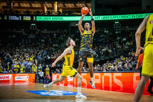 Basketball Berlin 29 12 2025 Season 2025 2026 EasyCredit BBL 1 Bundesliga Men, Men Alba Berlin MHP RIESEN Ludwigsburg Elijah Hughes Ludwigsburg, No 07 Martin Hermannsson Alba Berlin, No 15