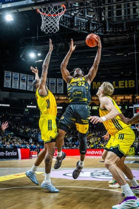 Basketball Berlin 29 12 2025 Season 2025 2026 EasyCredit BBL 1 Bundesliga Men, Men Alba Berlin MHP RIESEN Ludwigsburg Keeshawn Kellman Ludwigsburg, No 32