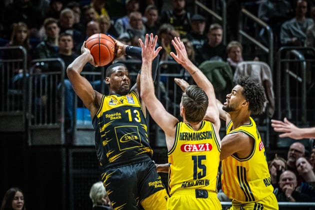 Basketball Berlin 29 12 2025 Season 2025 2026 EasyCredit BBL 1 Bundesliga Men, Men Alba Berlin MHP RIESEN Ludwigsburg Yorman Polas Bartolo Ludwigsburg, No 13 Martin Hermannsson Alba Berlin, No 15 Norris Agbakoko Alba Berlin, No 17