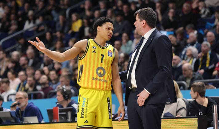 Co-coach Sebastian Trzcionka talks to Jack Kayil Upper body action Sport Basketball BBL Bundesliga Men 1 Matchday Season 2025 2026 29 12 2025 ALBA Berlin vs MHP Riesen Ludwigsburg
