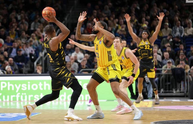 Yorman Polas Bartolo on the ball, J Wan Roberts duel Game scene Action Sport Basketball BBL Bundesliga Men 1 Matchday Season 2025 2026 29 12 2025 ALBA Berlin vs MHP Riesen Ludwigsburg