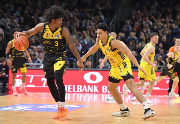 Stef Smith on the ball, Jack Kayil duel Game scene Action Sport Basketball BBL Bundesliga Men 1 Matchday Season 2025 2026 29 12 2025 ALBA Berlin vs MHP Riesen Ludwigsburg
