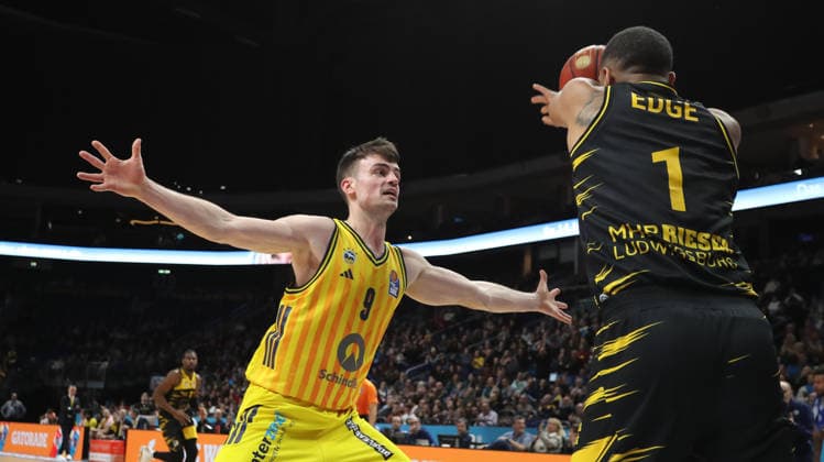 Jonas Mattisseck, Darnell Edge on the ball duel Game scene Action Sport Basketball BBL Bundesliga Men 1 Matchday Season 2025 2026 29 12 2025 ALBA Berlin vs MHP Riesen Ludwigsburg