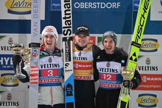 v.li:Daniel TSCHOFENIG (AUT,2.Platz), Domen PREVC (SLO),winner, Sieger,Platz 1, Felix HOFFMANN (GER,Platz 3). Siegerehrung. Jubel,Freude,Begeisterung, Skispringen: Vorschau 74.Vierschanzentournee 2025 26. Auftaktspringen in Oberstdorf am 29.12.2025. *** from left Daniel TSCHOFENIG AUT,2nd place , Domen PREVC SLO ,winner, winner,1st place, Felix HOFFMANN GER,3rd place Award ceremony Cheering,joy,enthusiasm, ski jumping Preview 74 Four Hills Tournament 2025 26 Opening competition in Oberstdorf on 29 12 2025