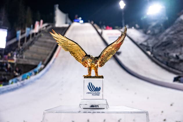 OBERSTDORF, DEUTSCHLAND: 74. Vierschanzentournee: Viessmann FIS Skisprung Weltcup - Wertungsdurchgang Großschanze am 29.12.2025 in der Skisprung Arena in Oberstdorf. Goldener Adler bei der Siegerehrung. *** OBERSTDORF, GERMANY 74 Four Hills Tournament Viessmann FIS Ski Jumping World Cup large hill competition on 29 12 2025 in the ski jumping arena in Oberstdorf Golden eagle at the award ceremony