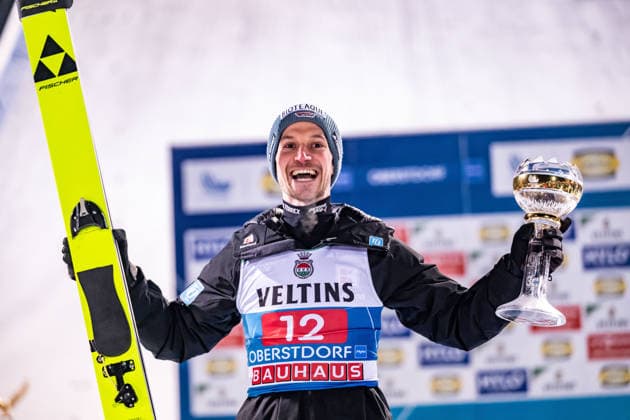 OBERSTDORF, DEUTSCHLAND: 74. Vierschanzentournee: Viessmann FIS Skisprung Weltcup - Wertungsdurchgang Großschanze am 29.12.2025 in der Skisprung Arena in Oberstdorf. 3. Platz Felix Hoffmann aus Deutschland bei der Siegerehrung. *** OBERSTDORF, GERMANY 74 Four Hills Tournament Viessmann FIS Ski Jumping World Cup large hill competition on 29 12 2025 in the ski jumping arena in Oberstdorf 3rd place Felix Hoffmann from Germany at the award ceremony
