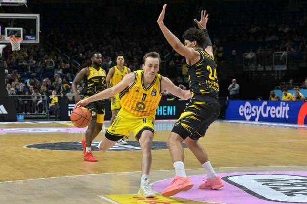 29.12.2025, xlakx, Basketball easyCredit BBL Bundesliga, Alba Berlin - MHP RIESEN Ludwigsburg v.l. Moses Wood (Alba Berlin), Brandon Tischler (MHP Riesen Ludwigsburg) Zweikampf, Duell, Kampf, tackle Berlin Daniel Lakomski