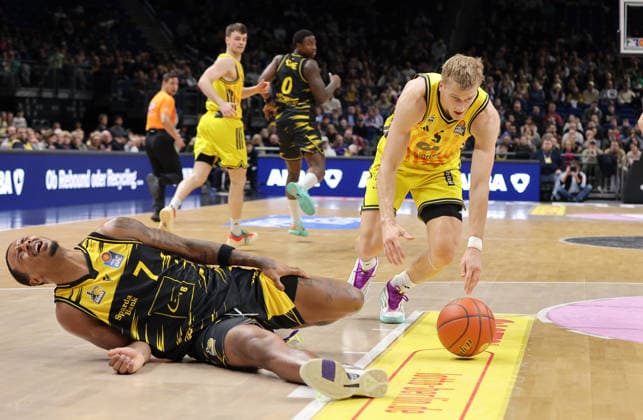Rlijah Hughes seriously injured, Sam Griesel duel Game scene Action Sport Basketball BBL Bundesliga Men 1 Matchday Season 2025 2026 29 12 2025 ALBA Berlin vs MHP Riesen Ludwigsburg