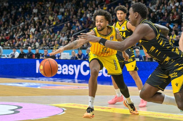 29 12 2025, xlakx, Basketball easyCredit BBL Bundesliga, Alba Berlin MHP RIESEN Ludwigsburg v l Norris Agbakoko Alba Berlin , Babacar Sane MHP Riesen Ludwigsburg duel, duel, fight, tackle Berlin Daniel Lakomski