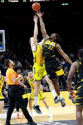 DEU, easyCredit BBL, ALBA vs MHP Riesen Ludwigsburg, 29 12 2025, Uber Arena, Berlin, DEU, easyCredit BBL, ALBA vs MHP Riesen Ludwigsburg, in the picture Martynas Echodas ALBA Berlin 14 , Keeshawn Kellman Ludwigsburg 32 nordphotoxGmbHx xEngler nph00076