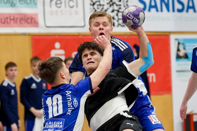Anton Frans Sigurdsson Iceland , Julius Poethke Germany and Omar Darri Sigurgeirsson Iceland battle for the ball, Merzig Cup Final, Germany vs Iceland, Thiels Park Sporthalle, December 29, 2025 in Merzig, Germany Photo by Marco Steinbrenner DeFodi Images Anton Frans Sigurdsson Iceland , Julius Poethke Germany and Omar Darri Sigurgeirsson Iceland battle for the ball, Merzig Cup Final, Germany vs Iceland, Thiels Park Sporthalle, December 29, 2025 in Merzig, Germany Photo by Marco Steinbrenner DeFodi Images