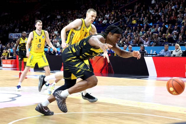 DEU, easyCredit BBL, ALBA vs MHP Riesen Ludwigsburg, 29 12 2025, Uber Arena, Berlin, DEU, easyCredit BBL, ALBA vs MHP Riesen Ludwigsburg, in the picture Martynas Echodas ALBA Berlin 14 , Keeshawn Kellman Ludwigsburg 32 nordphotoxGmbHx xEngler nph00076