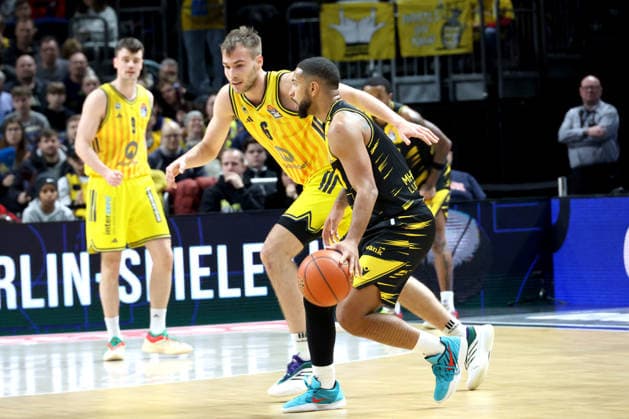 DEU, easyCredit BBL, ALBA vs MHP Riesen Ludwigsburg, 29 12 2025, Uber Arena, Berlin, DEU, easyCredit BBL, ALBA vs MHP Riesen Ludwigsburg, in the picture MALTE DELOW ALBA Berlin 6 , Darnell Edge Ludwigsburg 1 nordphotoxGmbHx xEngler nph00076