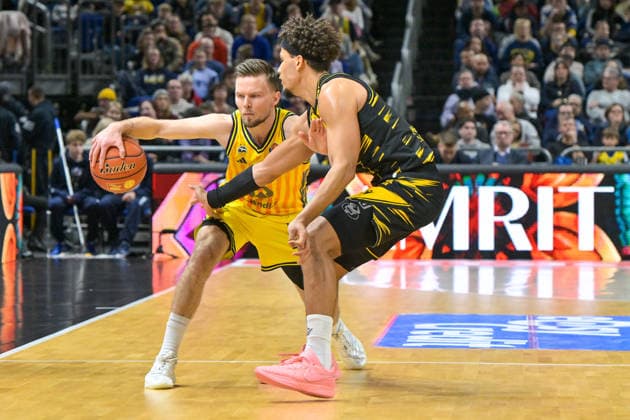 29 12 2025, xlakx, Basketball easyCredit BBL Bundesliga, Alba Berlin MHP RIESEN Ludwigsburg v l Martin Hermannsson Alba Berlin , Brandon Tischler MHP Riesen Ludwigsburg duel, duel, fight, tackle Berlin Daniel Lakomski