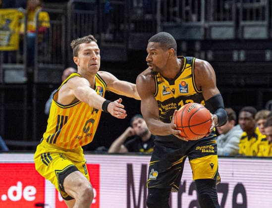 Basketball, Men, Season 2025 2026, easyCredit BBL 1 Matchday, Catch-up match , Alba Berlin MHP Riesen Ludwigsburg, f l Justin Bean Alba , Yorman Polas Bartolo Ludwigsburg , 29 12 2025, Copyright: xSebastianxRäppold MatthiasxKochx