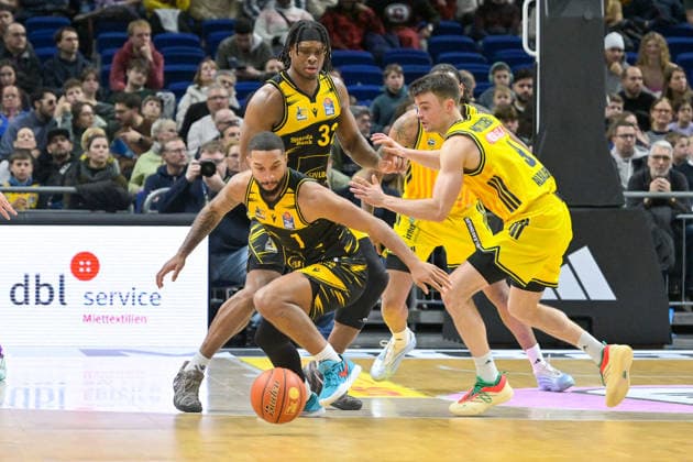 29 12 2025, xlakx, Basketball easyCredit BBL Bundesliga, Alba Berlin MHP RIESEN Ludwigsburg v l Darnell Edge MHP Riesen Ludwigsburg , Keeshawn Kellman MHP Riesen Ludwigsburg , Jonas Mattisseck Alba Berlin duel, duel, fight, tackle Berlin Daniel Lakomski