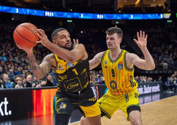 Basketball, Herren, Saison 2025 2026, easyCredit BBL (1. Spieltag, Nachholspiel), Alba Berlin - MHP Riesen Ludwigsburg, v.l. Darnell Edge (Ludwigsburg), Jonas Mattiseck (Alba), 29.12.2025, Copyright: xSebastianxRäppold MatthiasxKochx