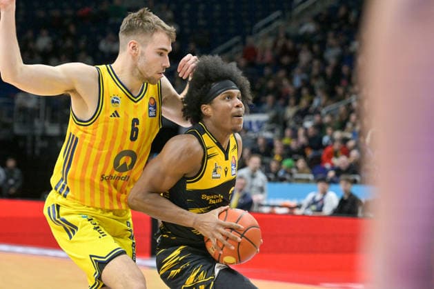 29 12 2025, xlakx, Basketball easyCredit BBL Bundesliga, Alba Berlin MHP RIESEN Ludwigsburg v l Malte Delow Alba Berlin , Tray Buchanan MHP Riesen Ludwigsburg duel, duel, fight, tackle Berlin Daniel Lakomski