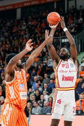 In the picture from left Malik Osborne ratiopharm Ulm, 10 against Eddy Edigin Wuerzburg Baskets, 27 29 12 2025, ratiopharm Ulm Fitness First Wuerzburg Baskets, easyCredit BBL, Matchday 13, Germany, Ulm, ratiopharm Arena, Copyright: HMBxMedia xJulienxBecker