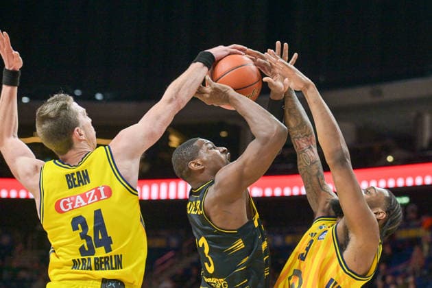 29 12 2025, xlakx, Basketball easyCredit BBL Bundesliga, Alba Berlin MHP RIESEN Ludwigsburg v l Justin Bean Alba Berlin , Yorman Polas Bartolo MHP Riesen Ludwigsburg , J Wan Roberts Alba Berlin duel, duel, fight, tackle Berlin Daniel Lakomski