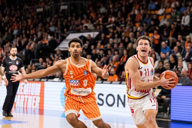 easyCredit Basketball Bundesliga Ratopharm Ulm Fitness First Würzburg Baskets 29 12 2025 Mark Smith Ratiopharm Ulm, 13 , Brae Ivey Fitness First Würzburg Baskets, 11 in the throw easyCredit Basketball Bundesliga Ratopharm Ulm Fitness First Würzburg Baskets, Ulm, ratiopharm arena on 29 12 2025 Copyright: xBEAUTIFULxSPORTS Wunderlx