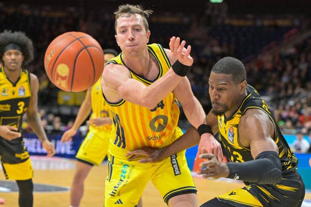 29 12 2025, xlakx, Basketball easyCredit BBL Bundesliga, Alba Berlin MHP RIESEN Ludwigsburg v l Justin Bean Alba Berlin , Yorman Polas Bartolo MHP Riesen Ludwigsburg duel, duel, fight, tackle Berlin Daniel Lakomski