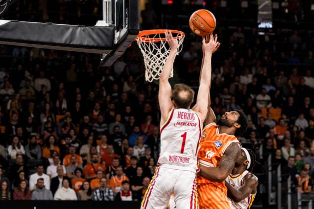 easyCredit Basketball Bundesliga Ratopharm Ulm Fitness First Würzburg Baskets 29 12 2025 Lukas Herzog Fitness First Würzburg Baskets, 1 in the throw, Malik Osborne Ratiopharm Ulm, 10 blocks easyCredit Basketball Bundesliga Ratopharm Ulm Fitness First Würzburg Baskets, Ulm, ratiopharm arena on 29 12 2025 Copyright: xBEAUTIFULxSPORTS Wunderlx